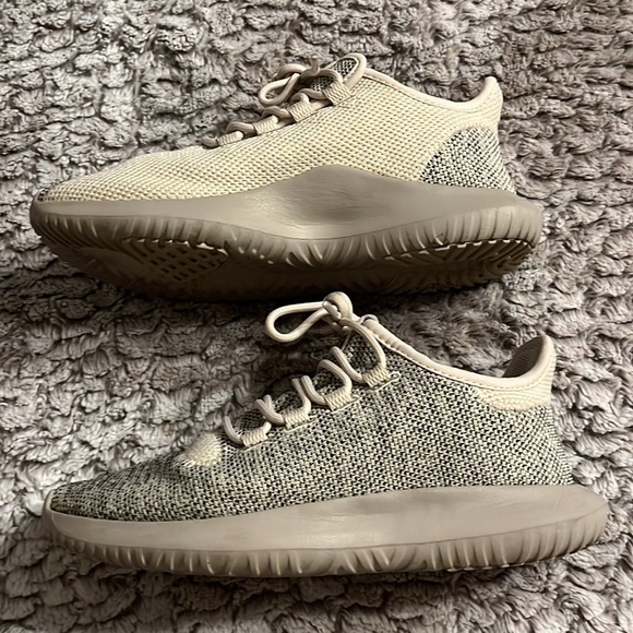 Woman’s Adidas Size 5 - - Picture 4 of 6